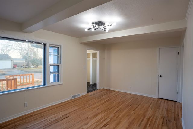 3251 S Vine St, Wichita, KS 67217