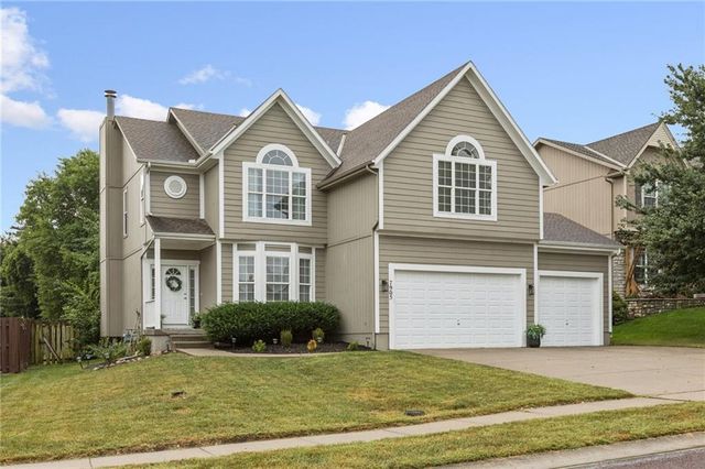 7905 W 155 Place, Overland Park, KS 66223