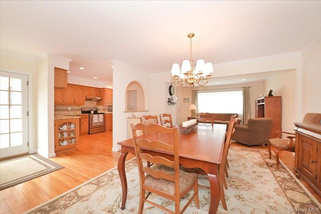586 Seaford Avenue, Massapequa, NY 11758