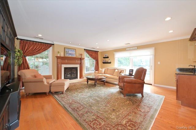 586 Seaford Avenue, Massapequa, NY 11758