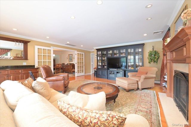 586 Seaford Avenue, Massapequa, NY 11758