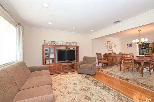 586 Seaford Avenue, Massapequa, NY 11758