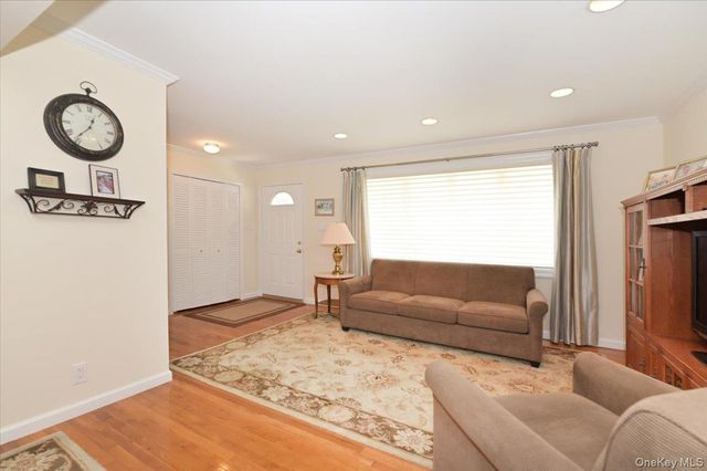 586 Seaford Avenue, Massapequa, NY 11758
