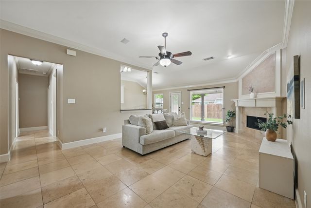 912 Glenngary Way, Denton, TX 76208