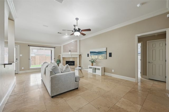 912 Glenngary Way, Denton, TX 76208