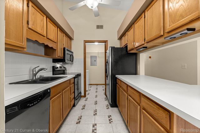 1325 Harbour Boulevard 88, Trenton, MI 48183