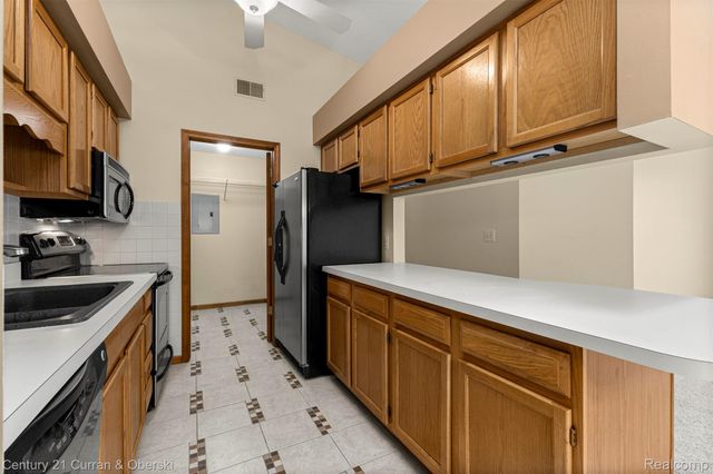 1325 Harbour Boulevard 88, Trenton, MI 48183