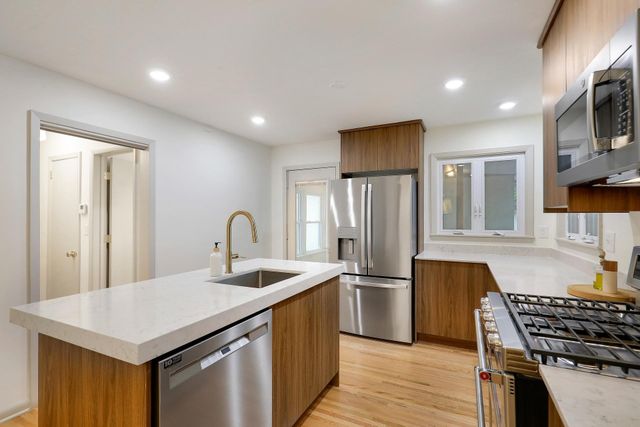 2911 Troseth Road, Roseville, MN 55113