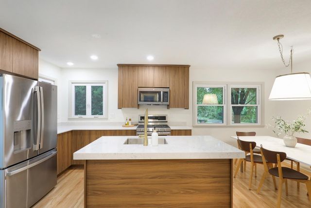 2911 Troseth Road, Roseville, MN 55113