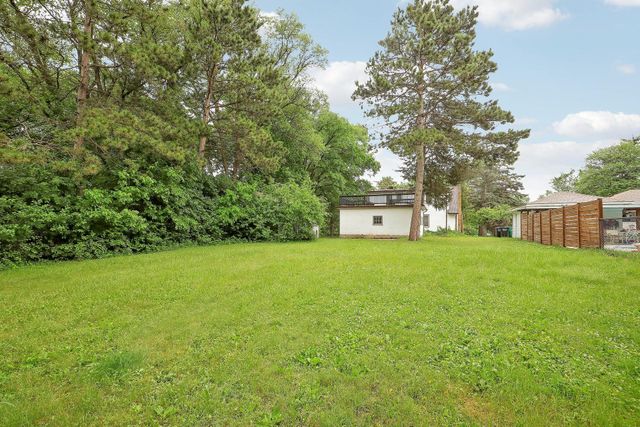 2911 Troseth Road, Roseville, MN 55113