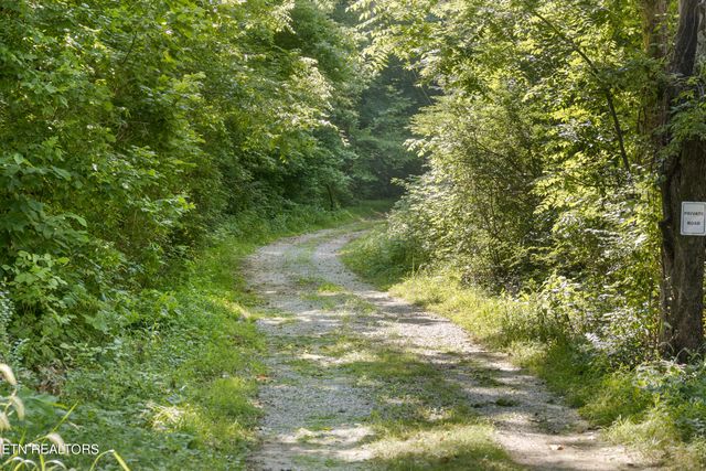 S S Roane St, Harriman, TN 37748