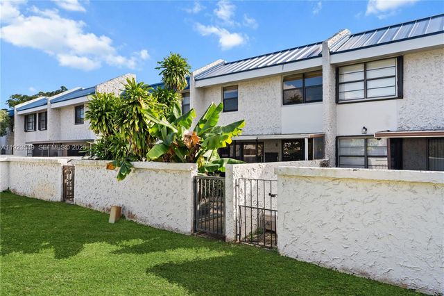 2528 N 38 Ave D-32, Hollywood, FL 33021