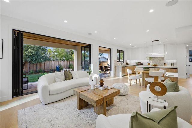 852 La Para Avenue, Palo Alto, CA 94306