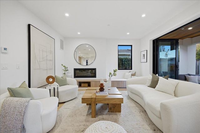 852 La Para Avenue, Palo Alto, CA 94306