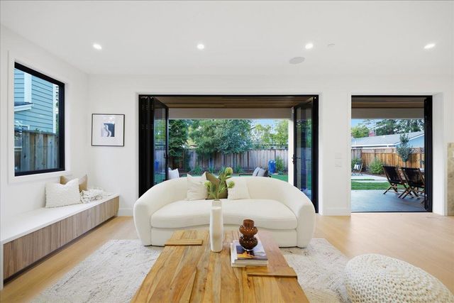 852 La Para Avenue, Palo Alto, CA 94306