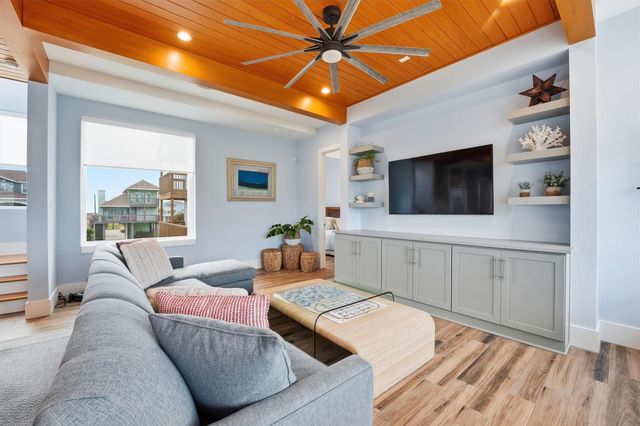 4118 Defender Lane, Galveston, TX 77554