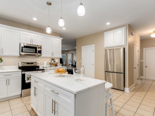 101 Bell Court, Oswego, IL 60543