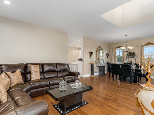 101 Bell Court, Oswego, IL 60543