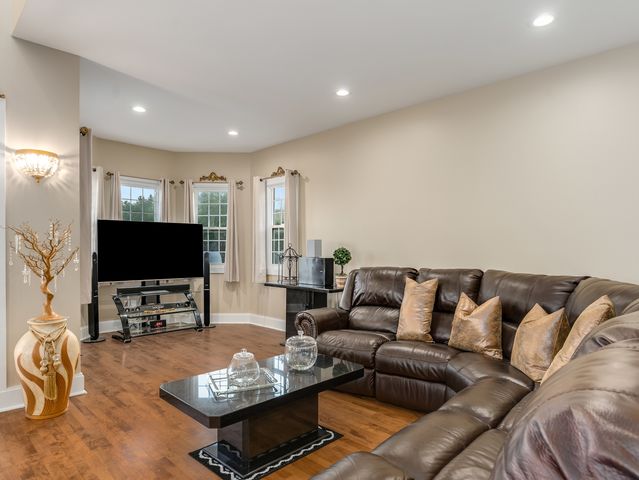 101 Bell Court, Oswego, IL 60543