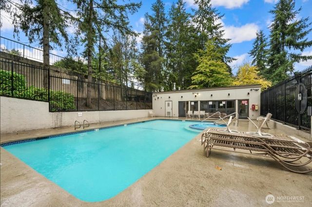 10424 NE 32nd Place #C204, Bellevue, WA 98004