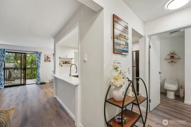 10424 NE 32nd Place #C204, Bellevue, WA 98004