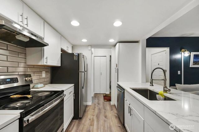 10424 NE 32nd Place #C204, Bellevue, WA 98004