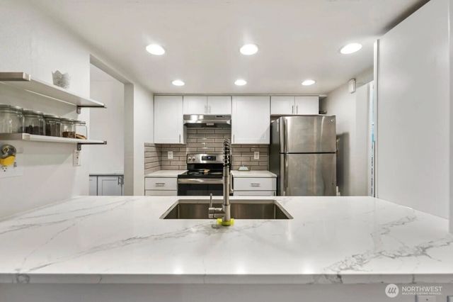 10424 NE 32nd Place #C204, Bellevue, WA 98004