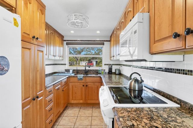 221 E WENTWORTH STREET, Englewood, FL 34223