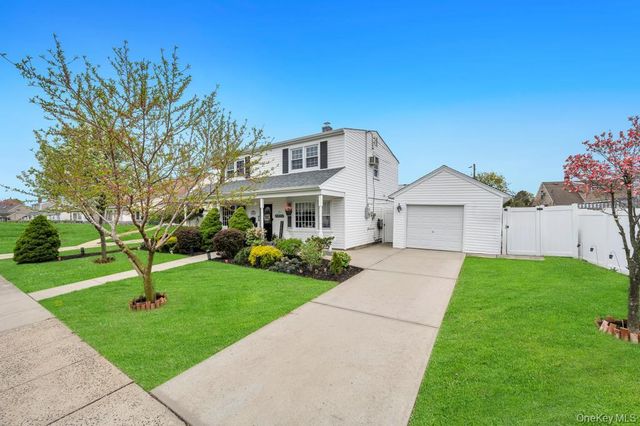 104 Saddle Lane, Levittown, NY 11756