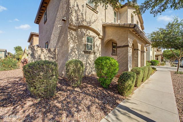 887 S SWALLOW Lane, Gilbert, AZ 85296