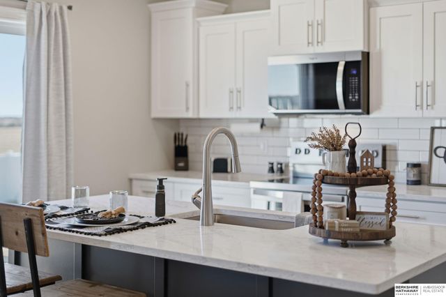 10330 S 77th Street, Lincoln, NE 68516