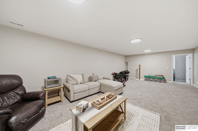 10330 S 77th Street, Lincoln, NE 68516