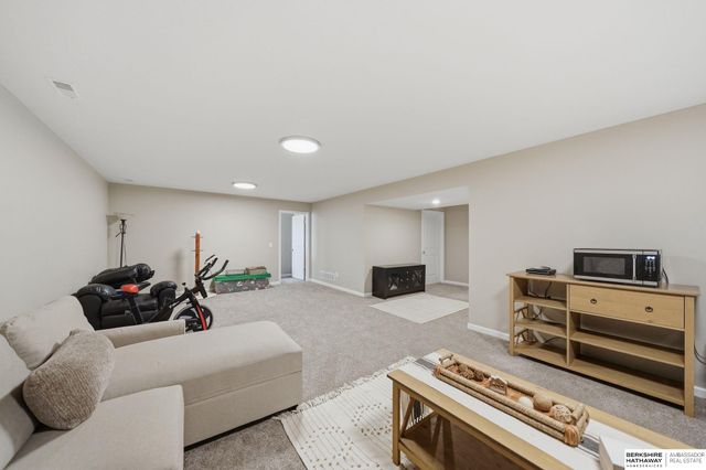 10330 S 77th Street, Lincoln, NE 68516