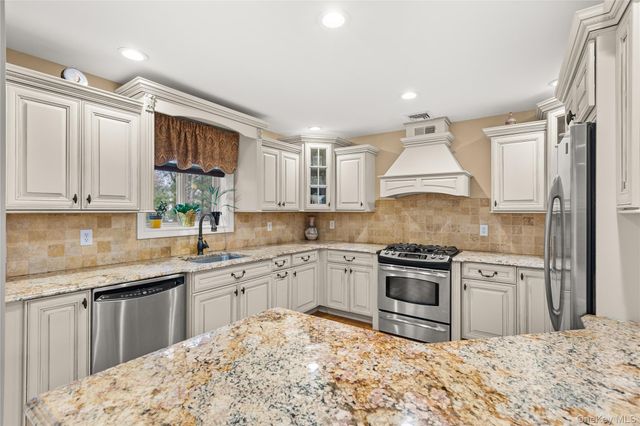 17 Stone Gate Court, Smithtown, NY 11787