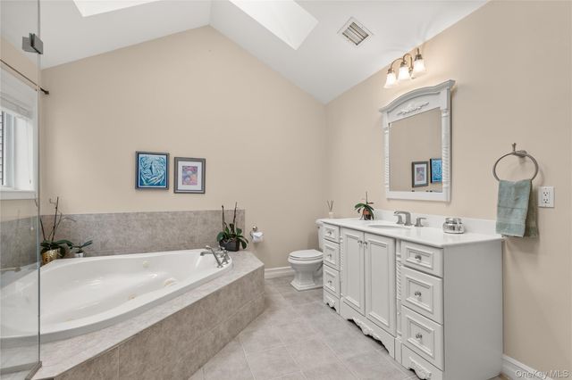 17 Stone Gate Court, Smithtown, NY 11787
