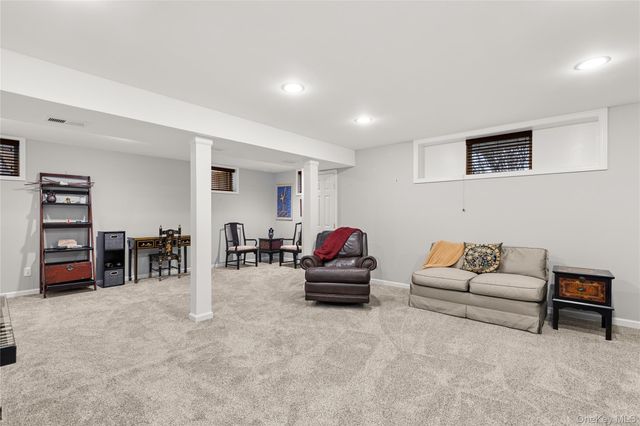 17 Stone Gate Court, Smithtown, NY 11787