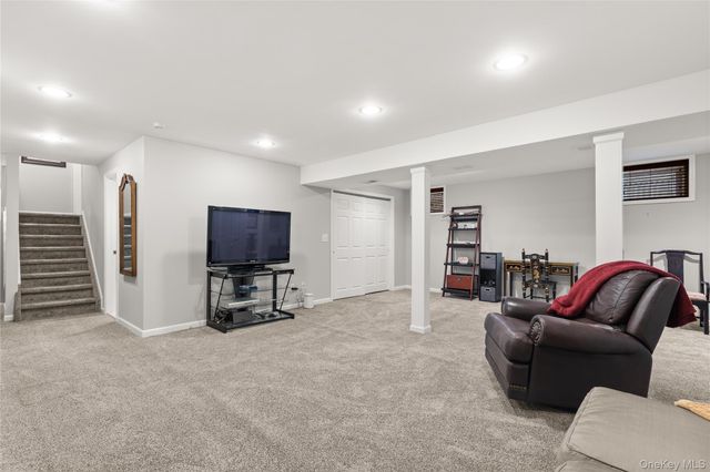 17 Stone Gate Court, Smithtown, NY 11787