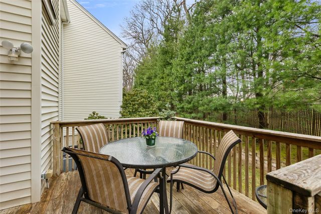 17 Stone Gate Court, Smithtown, NY 11787