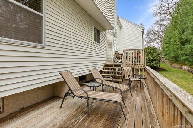 17 Stone Gate Court, Smithtown, NY 11787
