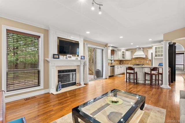 17 Stone Gate Court, Smithtown, NY 11787