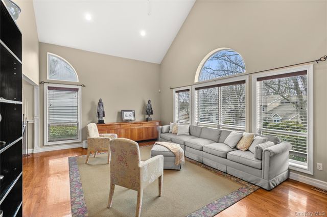 17 Stone Gate Court, Smithtown, NY 11787