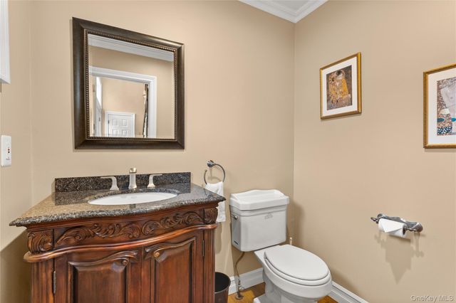 17 Stone Gate Court, Smithtown, NY 11787