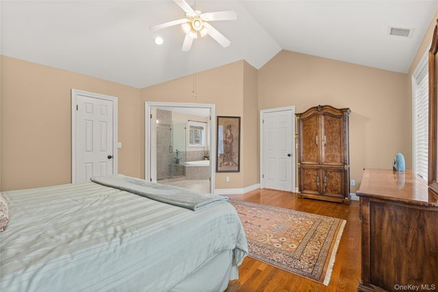 17 Stone Gate Court, Smithtown, NY 11787