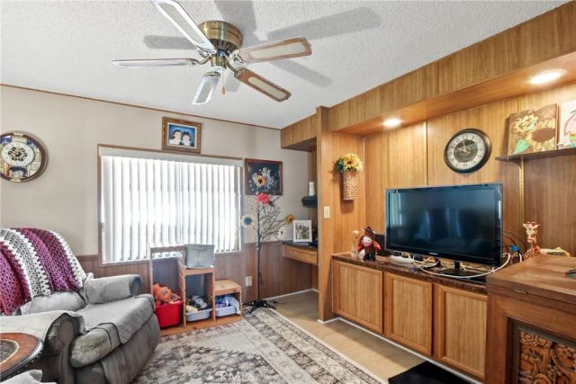 1300 W Menlo 217, Hemet, CA 92543