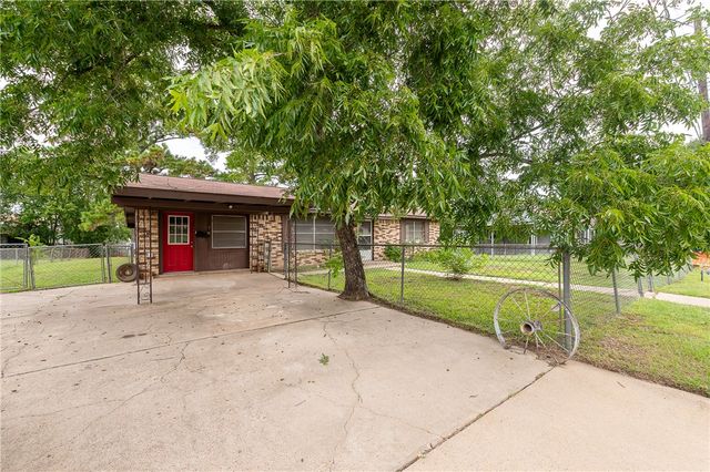 504 North Echols Street, Caldwell, TX 77836