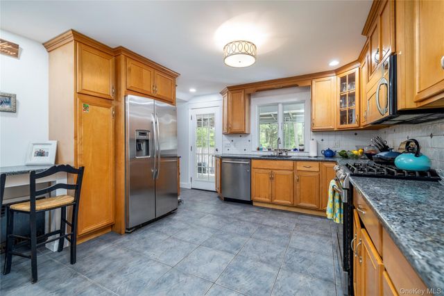 75 Lee Avenue, Rockville Centre, NY 11570