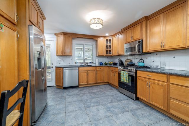 75 Lee Avenue, Rockville Centre, NY 11570