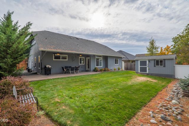 308 SW Hudson Lane, Grants Pass, OR 97526