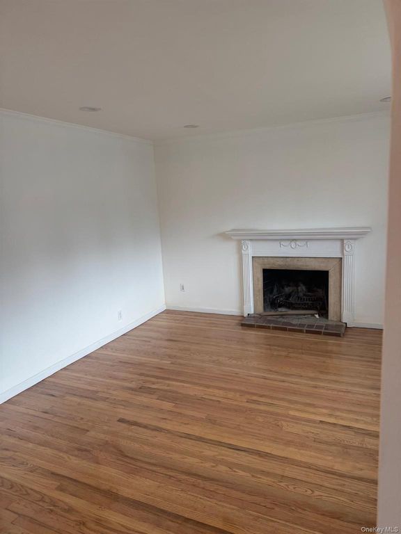 14 Larch Street, Hicksville, NY 11801 — photo 4