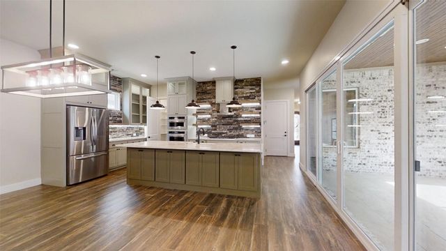 2405 Vineyard Drive, Granbury, TX 76048